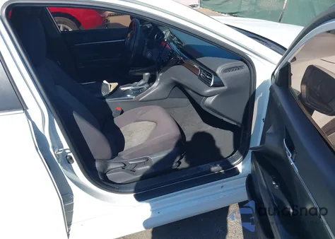 2020 Toyota Camry Le z USA, uszkodzony, nr VIN 4T1C11AK4LU369470